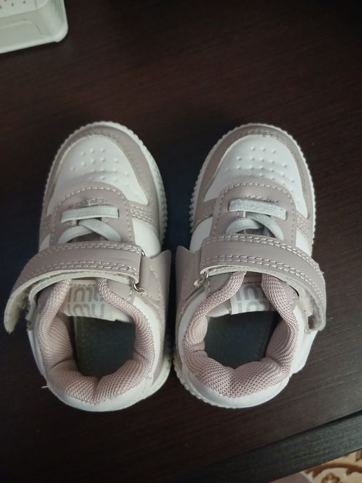 Продам кросівки для дівчинки.