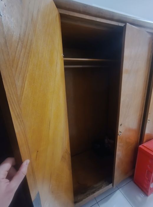 Stara drewniana szafa