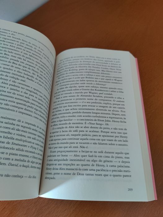 Livro Vermelho, branco e sangue azul de Casey McQuiston