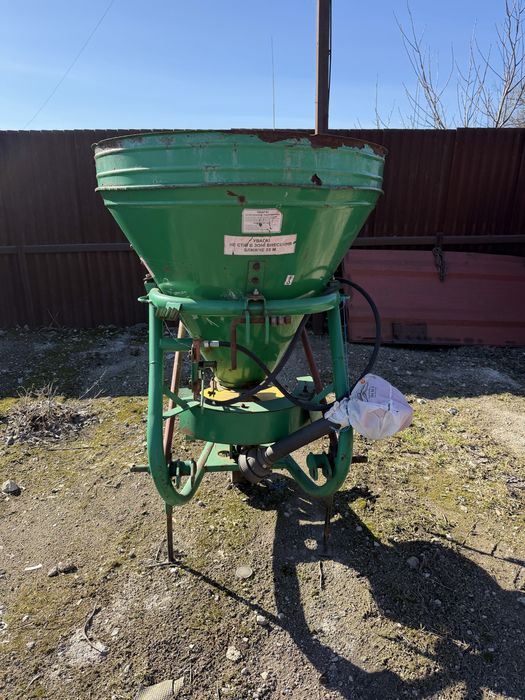 Розкидач мінеральних добрив МВД - 0.7