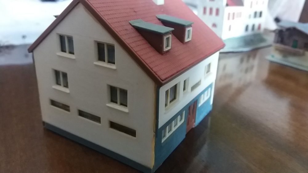 #0700 - Moradia 2 andares sotão - Modelismo Ferroviário Comboios