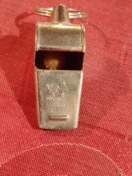 Apito metálico de árbitro .