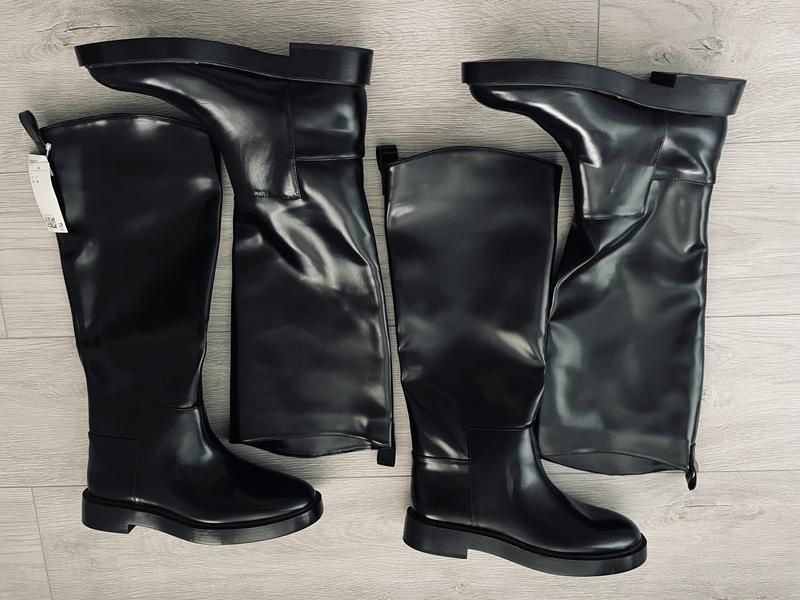 Лаковые деми сапоги до колен трубы и жокеи H&M