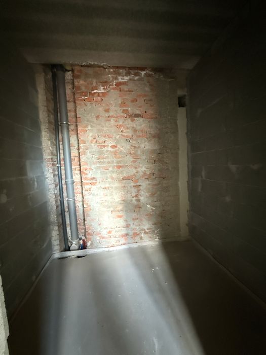 Продається квартира з балконом, поряд бучанський парк. Можна під державні програми. Розвинута інфраструктура магазини, зупинка громад транспорту