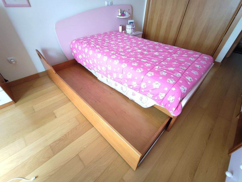 Cama e mesa de cabeceira