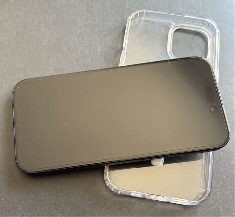 Iphone 15 wraz z etui i szybką