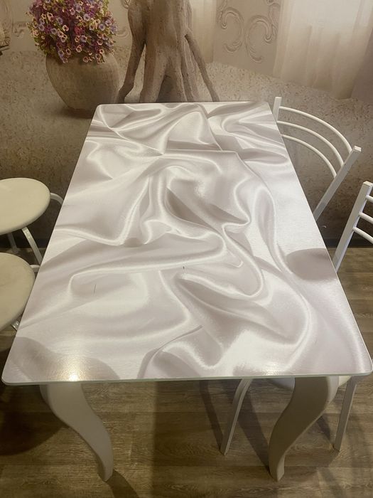 Стеклянный кухонный стол и стулья