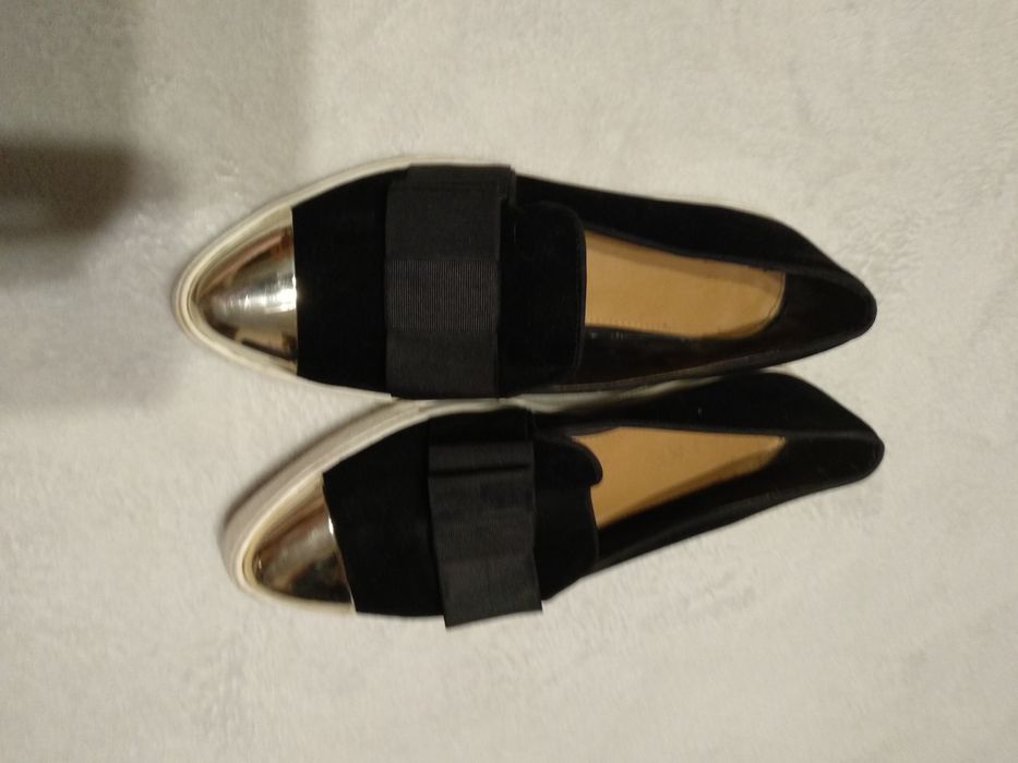 Mokasyny ze złotym czubkiem