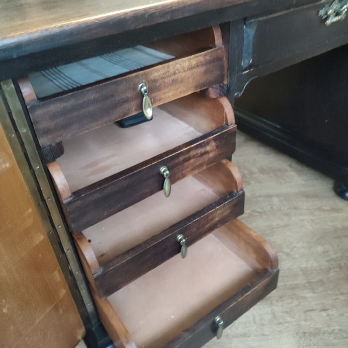 Dwustronne biurko z fotelem