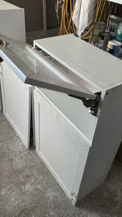 Szafki kuchenne wiszące białe (blum)
