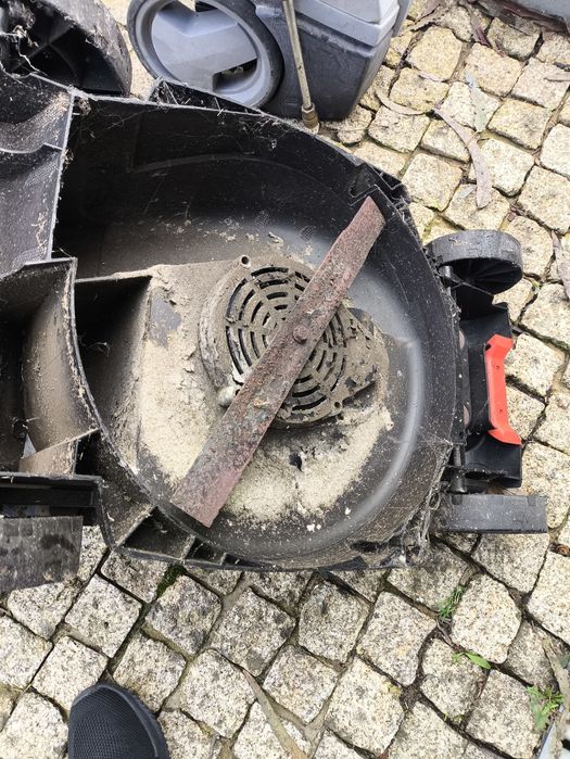 Máquina de Cortar Relva Black+Decker 1800W – 42cm