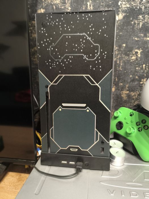 Xbox Series X + kontroler.