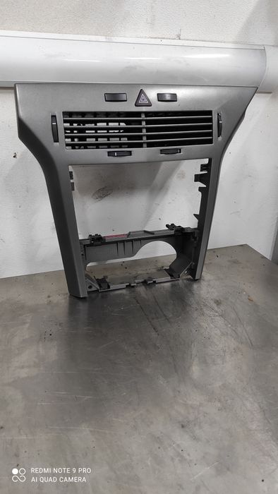 Opel Astra H panel środkowy kratki