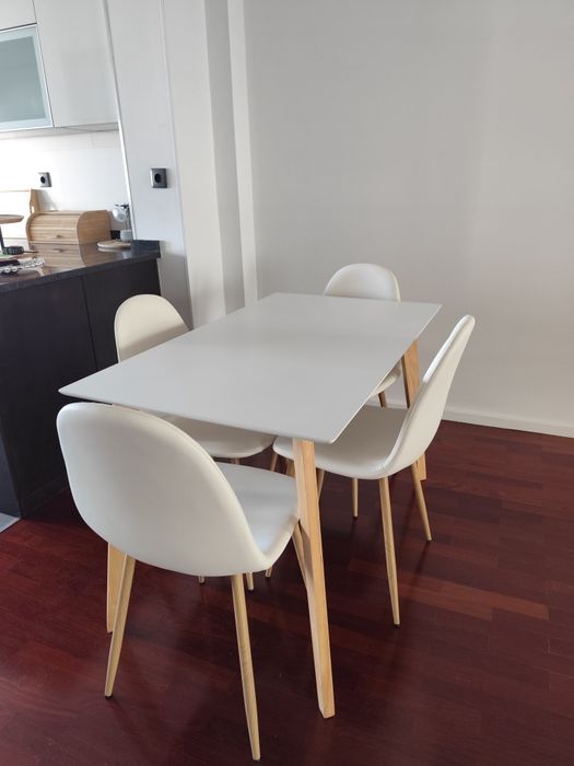 Conjunto Mesa e 4 cadeiras
