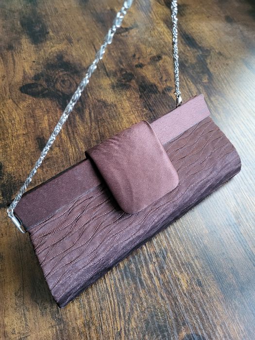 Elegancka kopertówka z łańcuszkiem