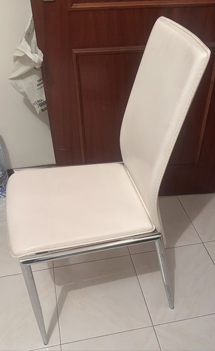 5 cadeiras de  mesa de sala na cor branca .