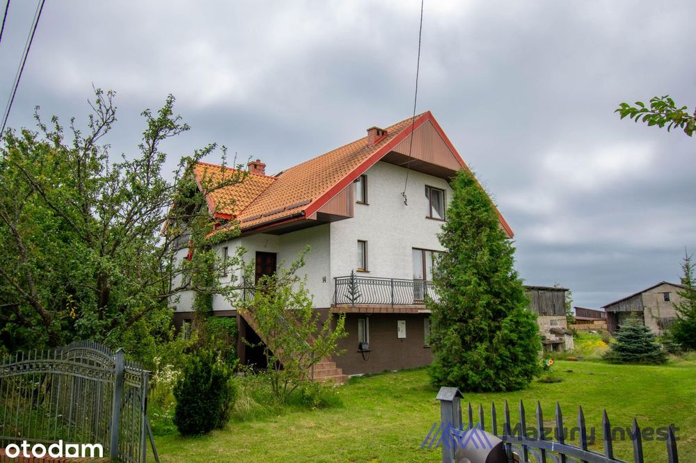 Dom z budynkami gospodarczymi w Nowinach