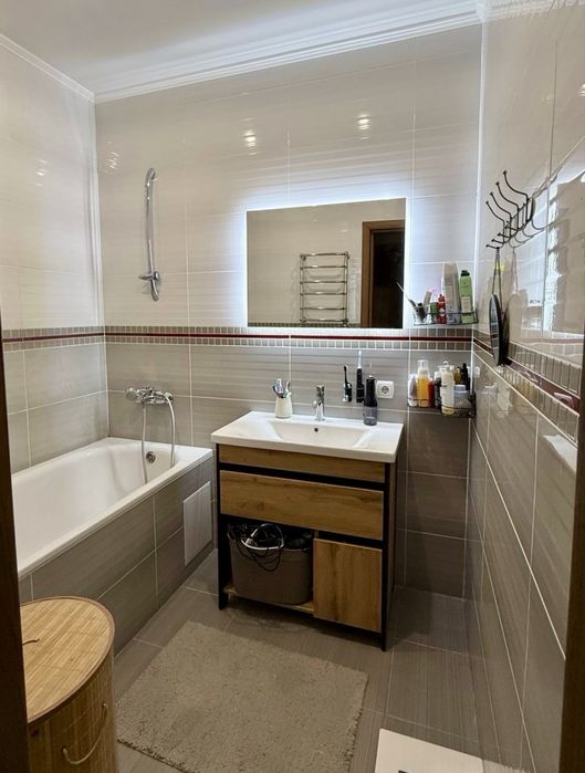 Просторная 2-к с кухней-студией в самом центре! Мин. оформление!