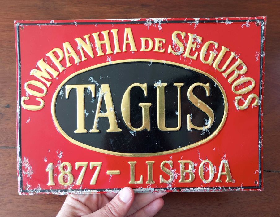 Antiga placa Companhia de Seguros Tagus e placa de Seguros Confiança