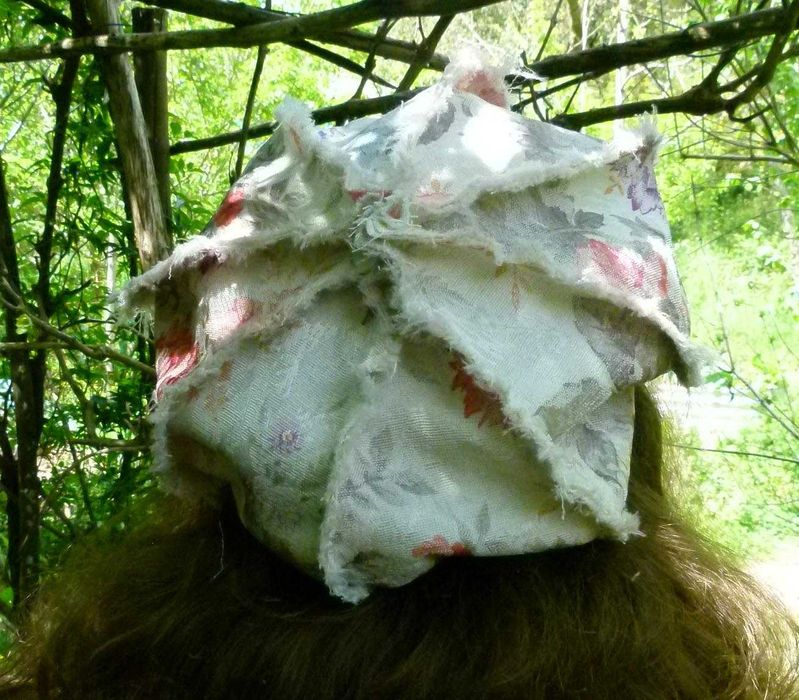 Chapéu estilo jornaleiro artesanal com rosas em estilo shabby chic (Handmade Shabby Rose Newsboy Hat)