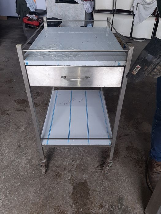 Duas pequenas bancadas em inox