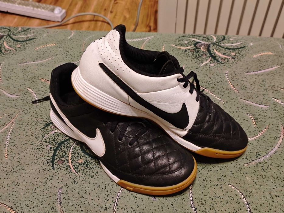 Футзалки кожаные Nike Tiempo оригинал по факту размер-38 стелька24,5см