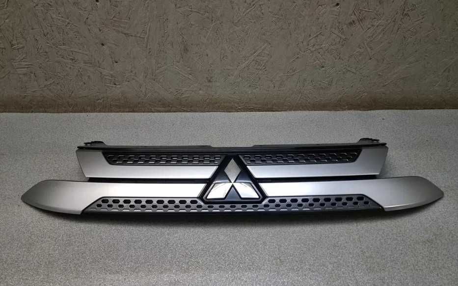 Решітка радіатора,гриль Mitsubishi Outlander 3 2018-2022 (З ЭМБЛЕМОЮ)