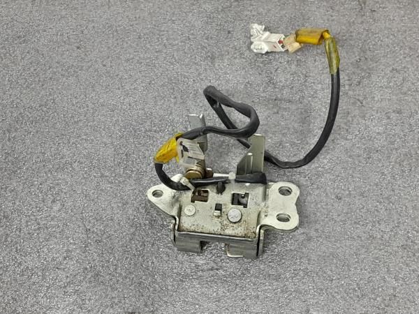 Fechadura / fecho da mala TOYOTA Yaris (_P1_)