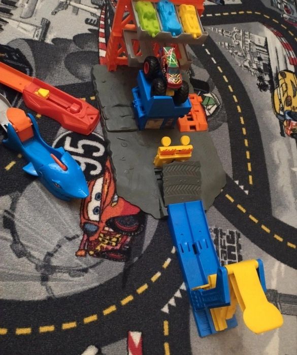 3 zestawy Hot Wheels plus gratis