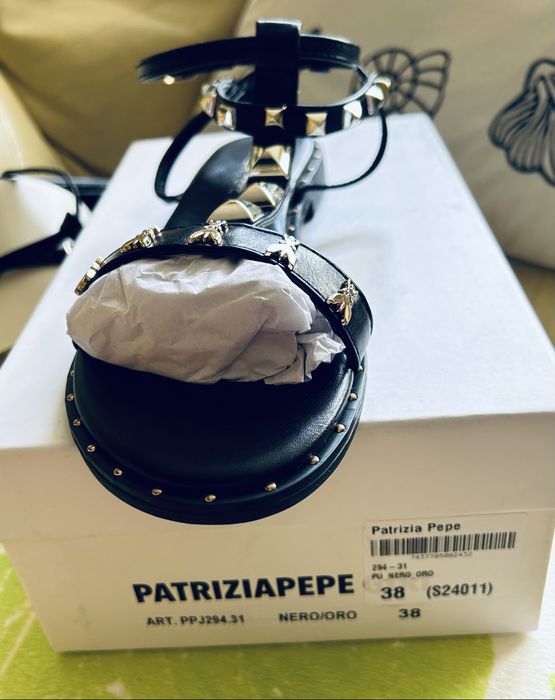 Sandały Patrizia Pepe, czarne ze zlotymi zdobinami, 38