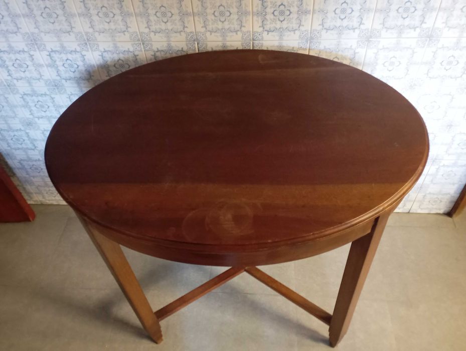 Mesa de madeira oval