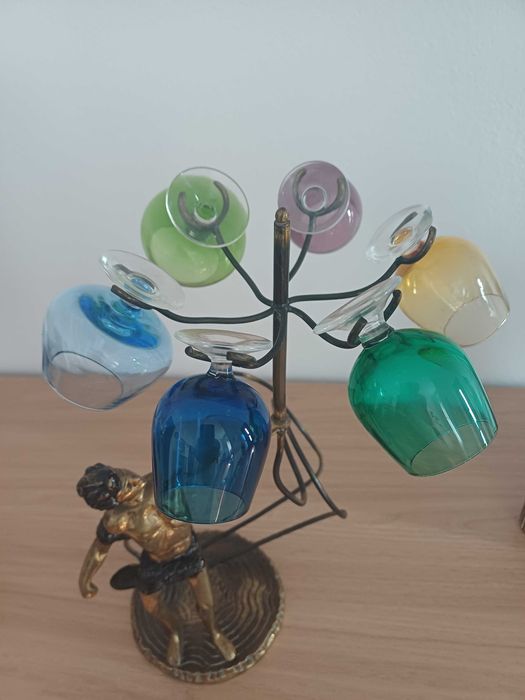 Estatueta em em bronze com suporte para 6 cálices