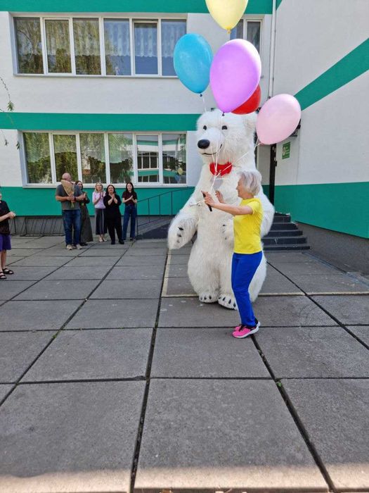 Гігантський Білий Ведмедик: Феєричне експрес-привітання у Києві