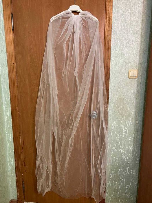 Весільна сукня з рукавами