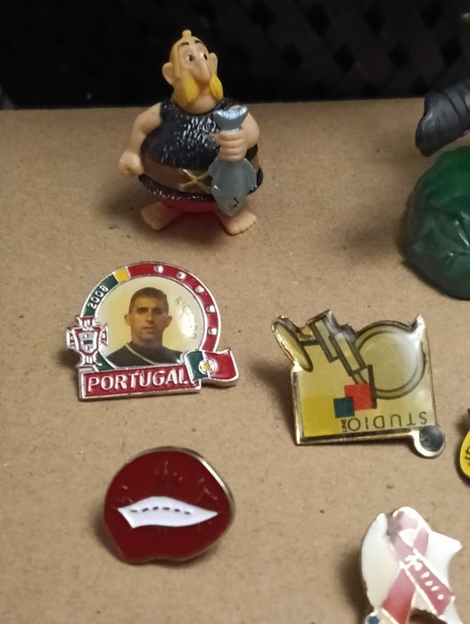 Lote de colecionaveis,pins, bonecos..