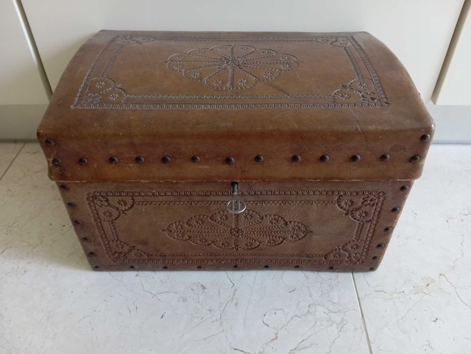 Baú [antigo] com altura 023cm, largura 038cm e profundidade 024cm