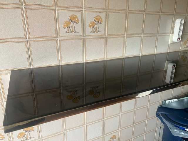 Bancada de parede em vidro e inox