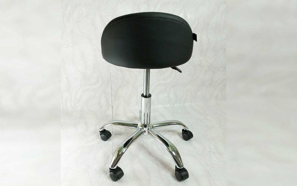 Чорне офісне крісло кругле на колесах Atlant-2 табурет стул маникюрный