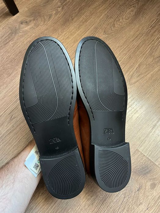 Шкіряні лофери з планкою ZARA (p 43)