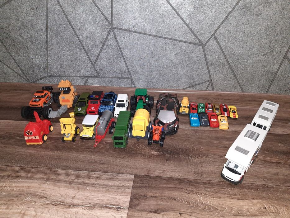 Іграшкові машинки металеві та пластмасові