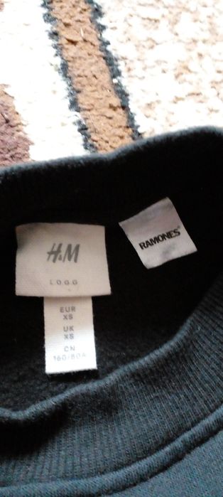 Світшот светр рокгурту RAMONES фірми H& M теплий