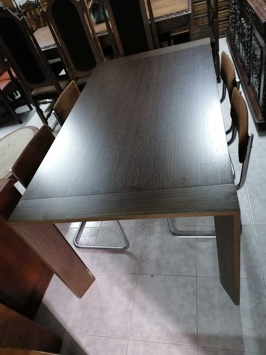 Mesa, cadeiras e candeeiro