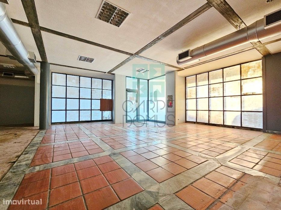 Edifício comercial e serviços, frente N2, em Alcáçovas, Évora
