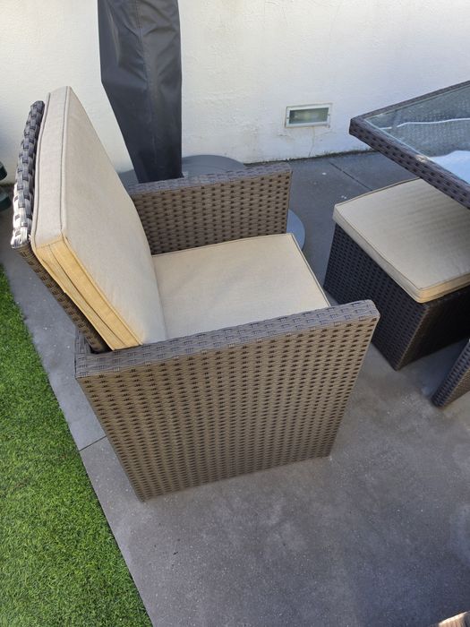 Mesa de jardim e poltronas