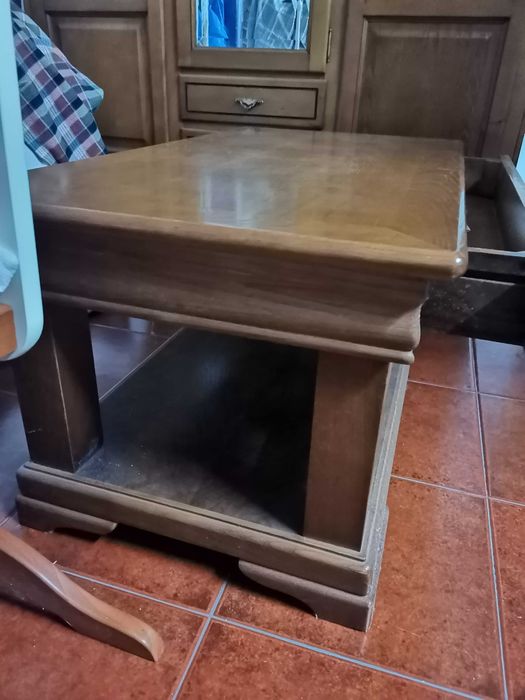 Mesa de sala em madeira