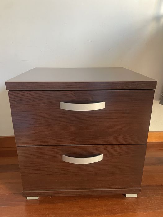 Mesa de cabeceira com 2 gavetas – bom estado