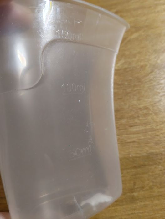 Pojemnik do odmierzania płynu z dziubkiem i miarką