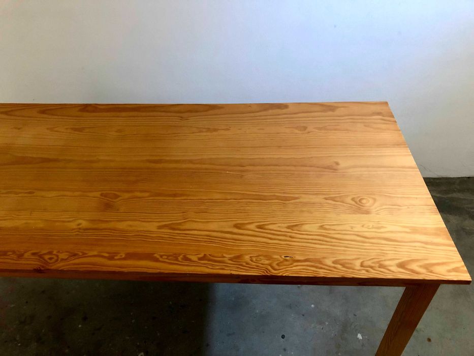 Mesa em madeira maciça – grande e robusta