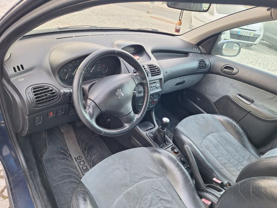 Peugeot 1400 com bancos em couros