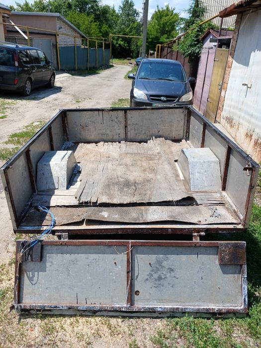 Продам три причепи до легкового автомобіля а гарному стані,один алюмінівий .торг
